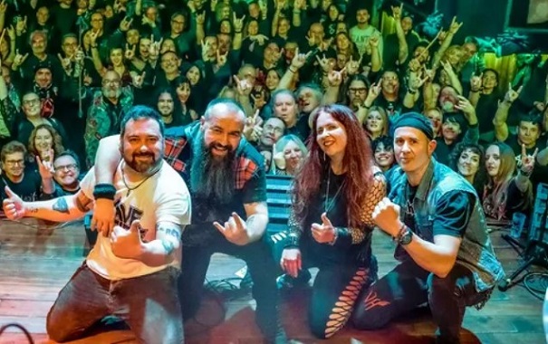 4 Bajo Zero: «‘A rocka viva’ son ocho canciones de ‘rock duro’ en castellano con melodías que tarareas»