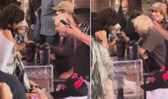 Angus Young firma a un bebé en Toronto